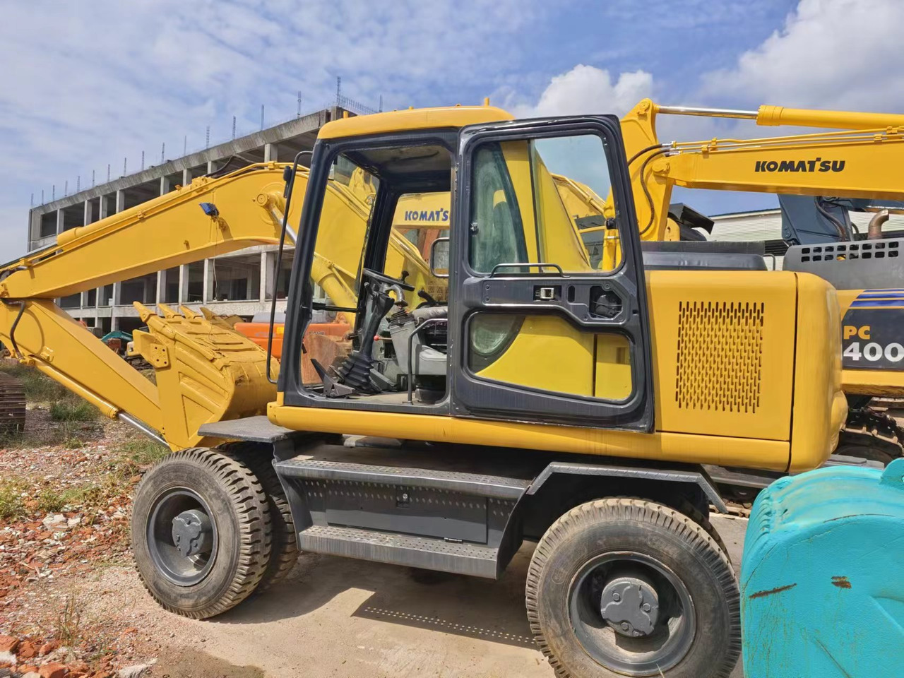 KOMATSU PC130 - Escavadeira de rodas: foto 1 KOMATSU PC130 - Escavadeira de rodas: foto 1