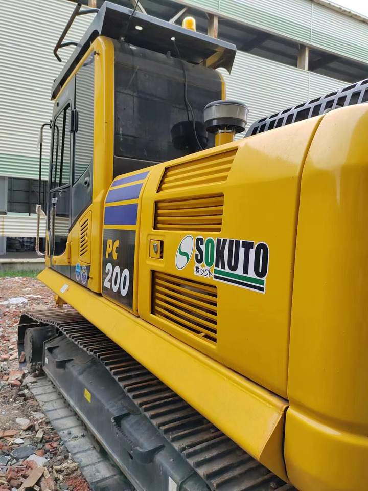 Escavadora de rastos KOMATSU PC200-8: foto 7