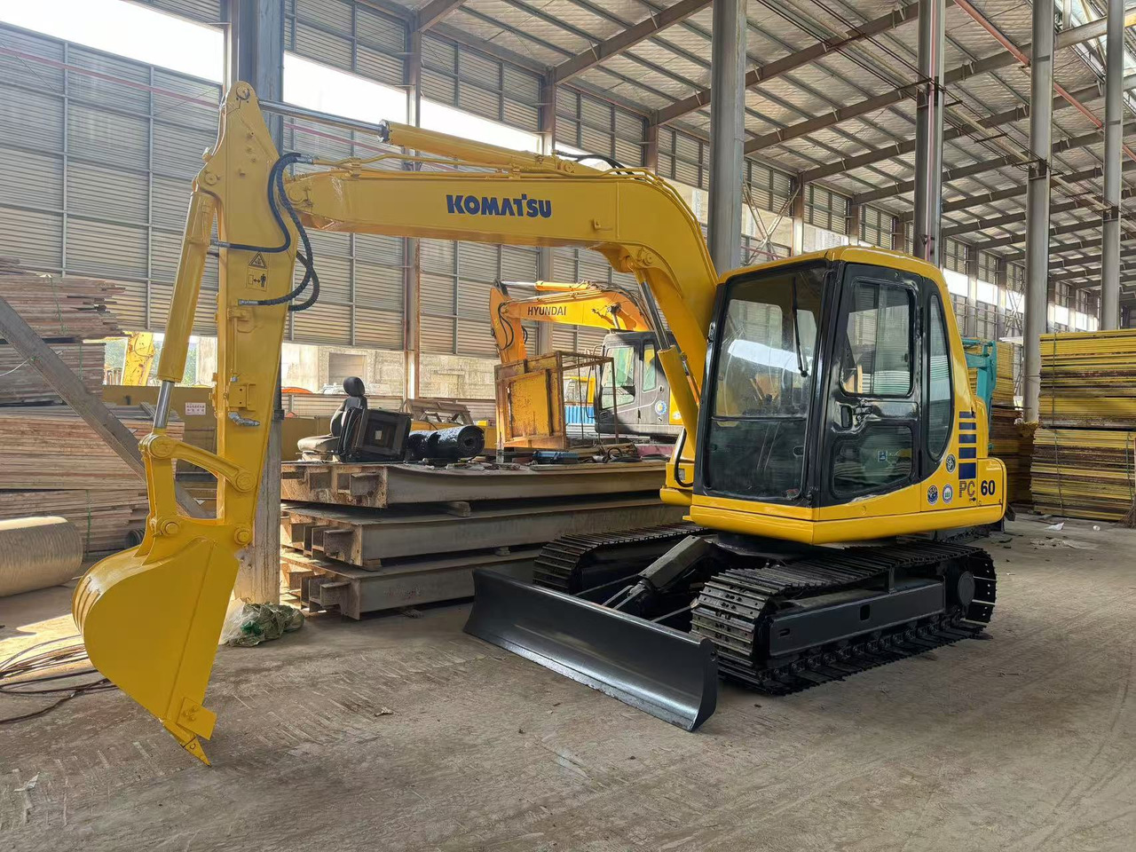 KOMATSU PC60-7 PC60 - Mini escavadeira: foto 1 KOMATSU PC60-7 PC60 - Mini escavadeira: foto 1