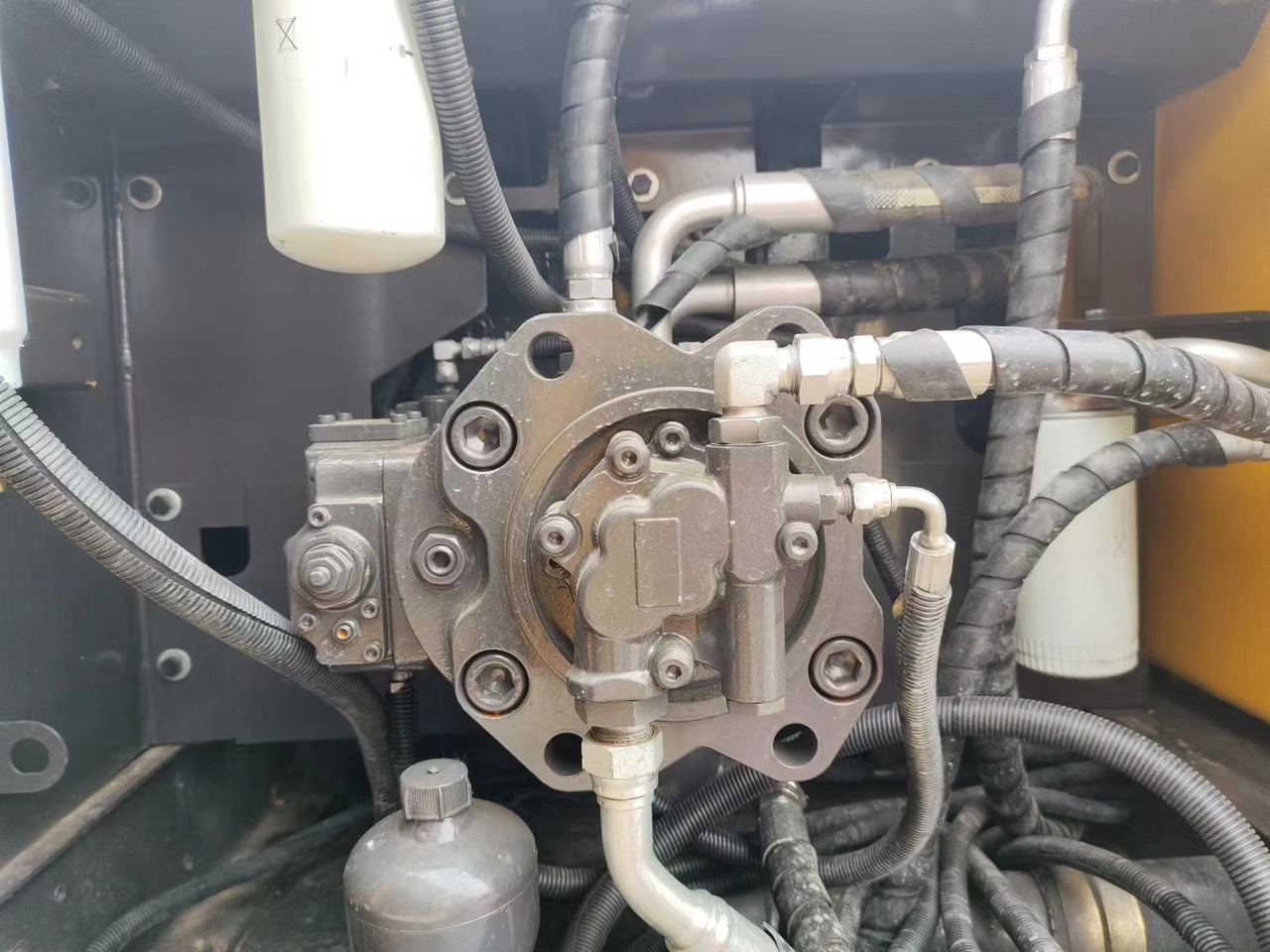 Escavadora de rastos novo VOLVO EC240: foto 6