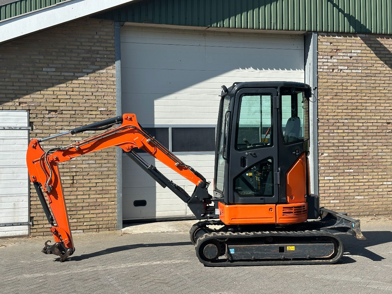 Hitachi ZX26U-6CR - Mini escavadeira: foto 2 Hitachi ZX26U-6CR - Mini escavadeira: foto 2