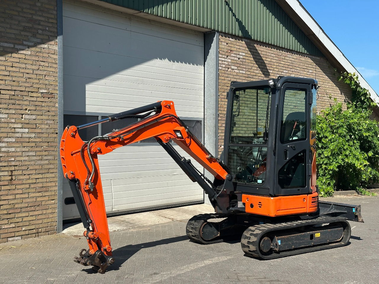 Hitachi ZX26U-6CR - Mini escavadeira: foto 3 Hitachi ZX26U-6CR - Mini escavadeira: foto 3