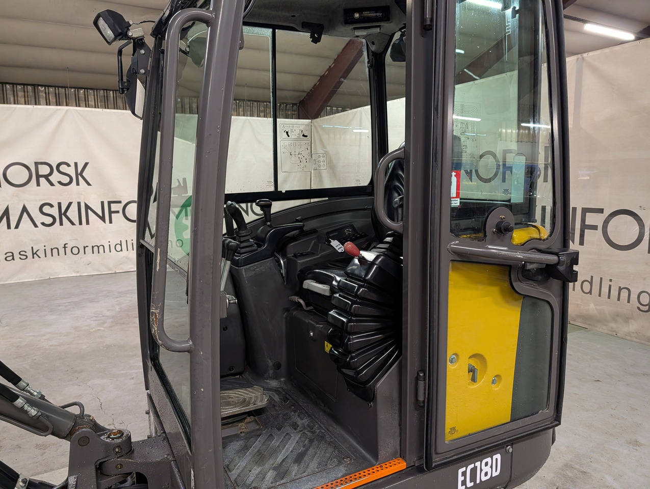 Mini escavadeira Volvo ECR18D: foto 11
