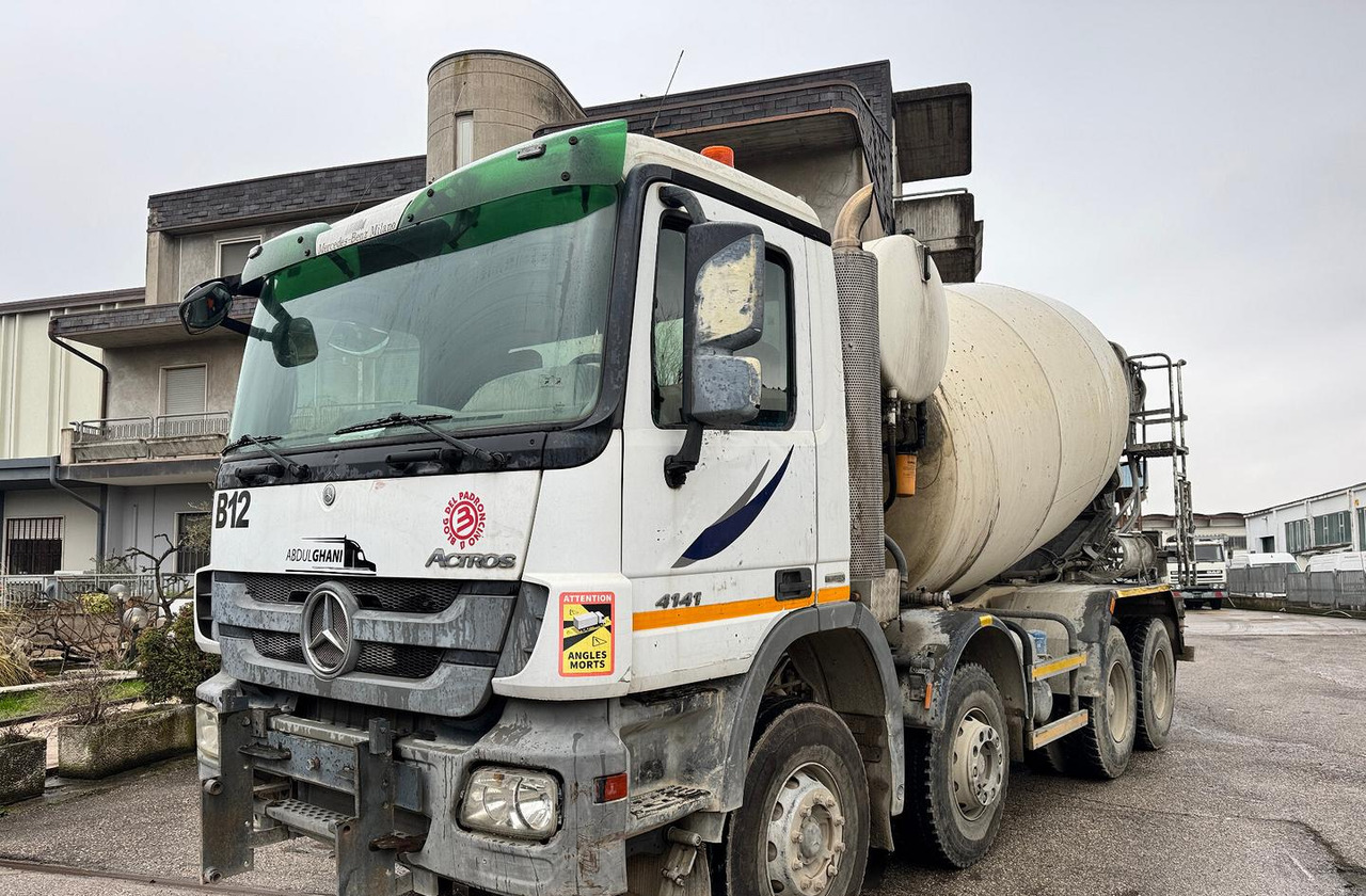 Camião betoneira Autobetoniera Armec PHY120 su telaio Mercedes-Benz: foto 1