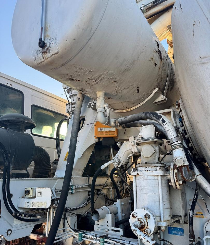 Autobomba de betão Betonpompa CIFA Iveco Trakker 410E44: foto 9