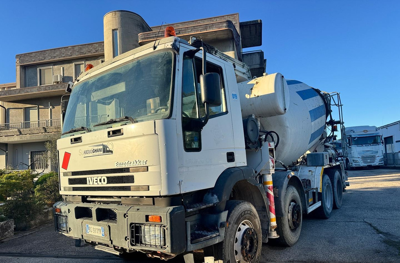 Betonpompa CIFA Iveco Trakker 410E44 - Autobomba de betão: foto 1 Betonpompa CIFA Iveco Trakker 410E44 - Autobomba de betão: foto 1