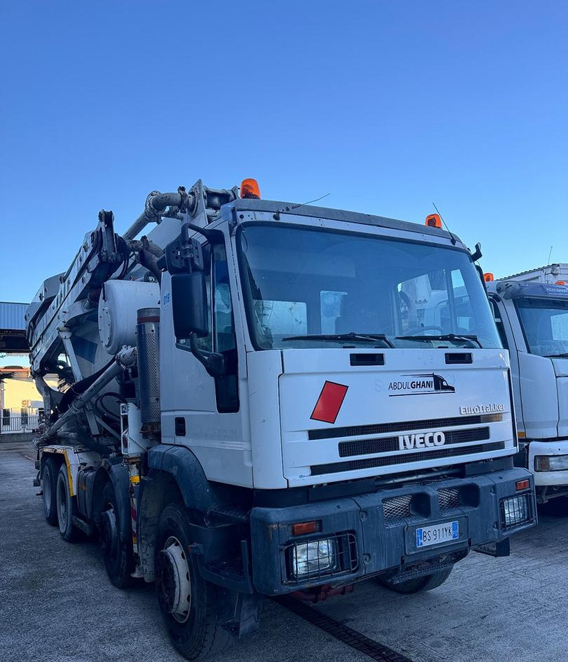 Autobomba de betão Betonpompa CIFA Iveco Trakker 410E44: foto 20