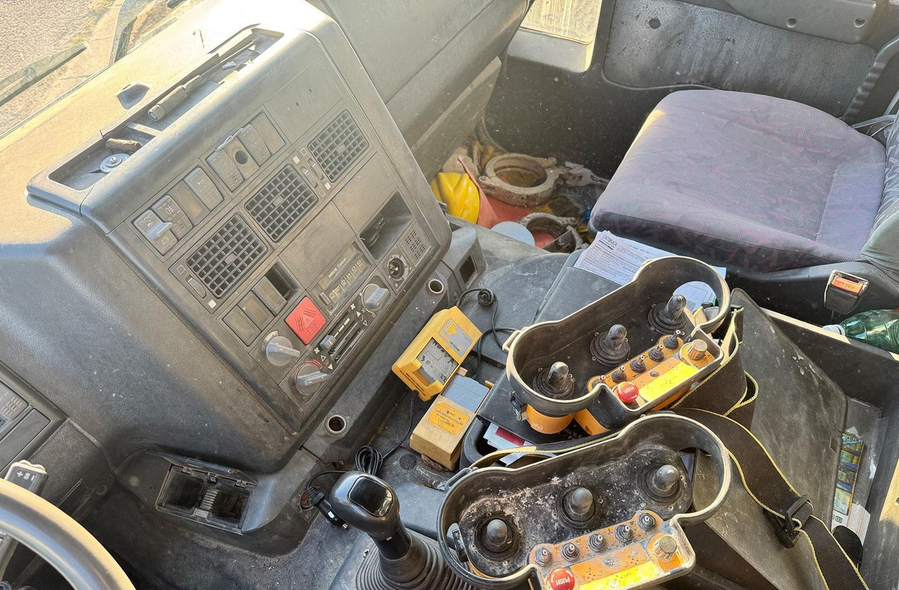 Autobomba de betão Betonpompa CIFA Iveco Trakker 410E44: foto 19
