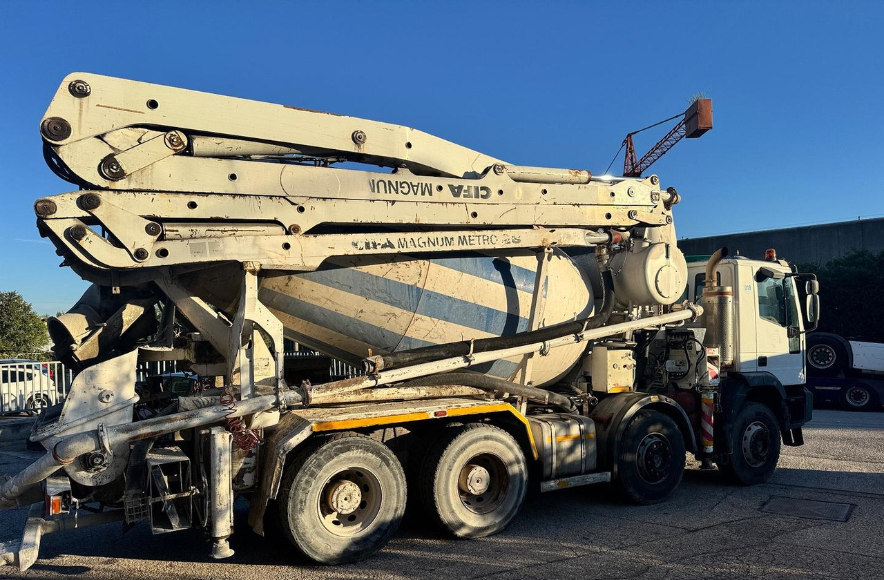 Autobomba de betão Betonpompa CIFA Iveco Trakker 410E44: foto 11