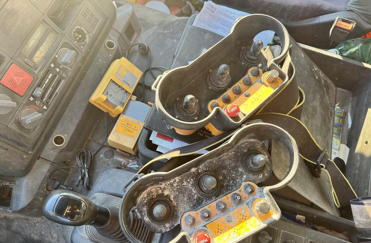 Autobomba de betão Betonpompa CIFA Iveco Trakker 410E44: foto 17