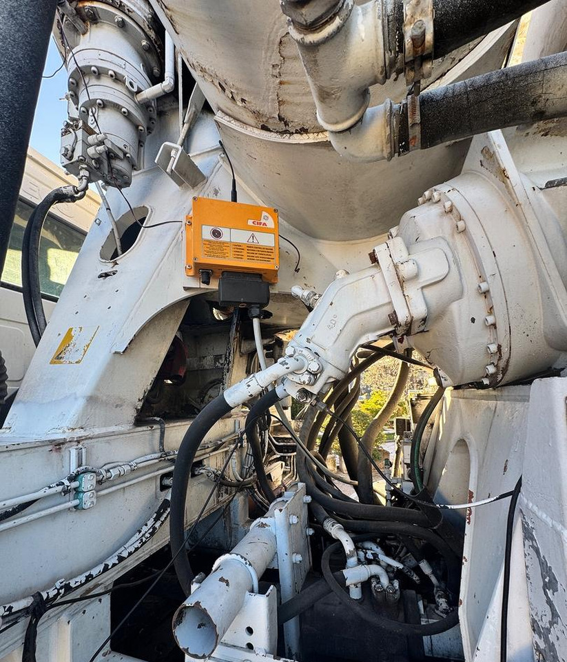 Autobomba de betão Betonpompa CIFA Iveco Trakker 410E44: foto 10
