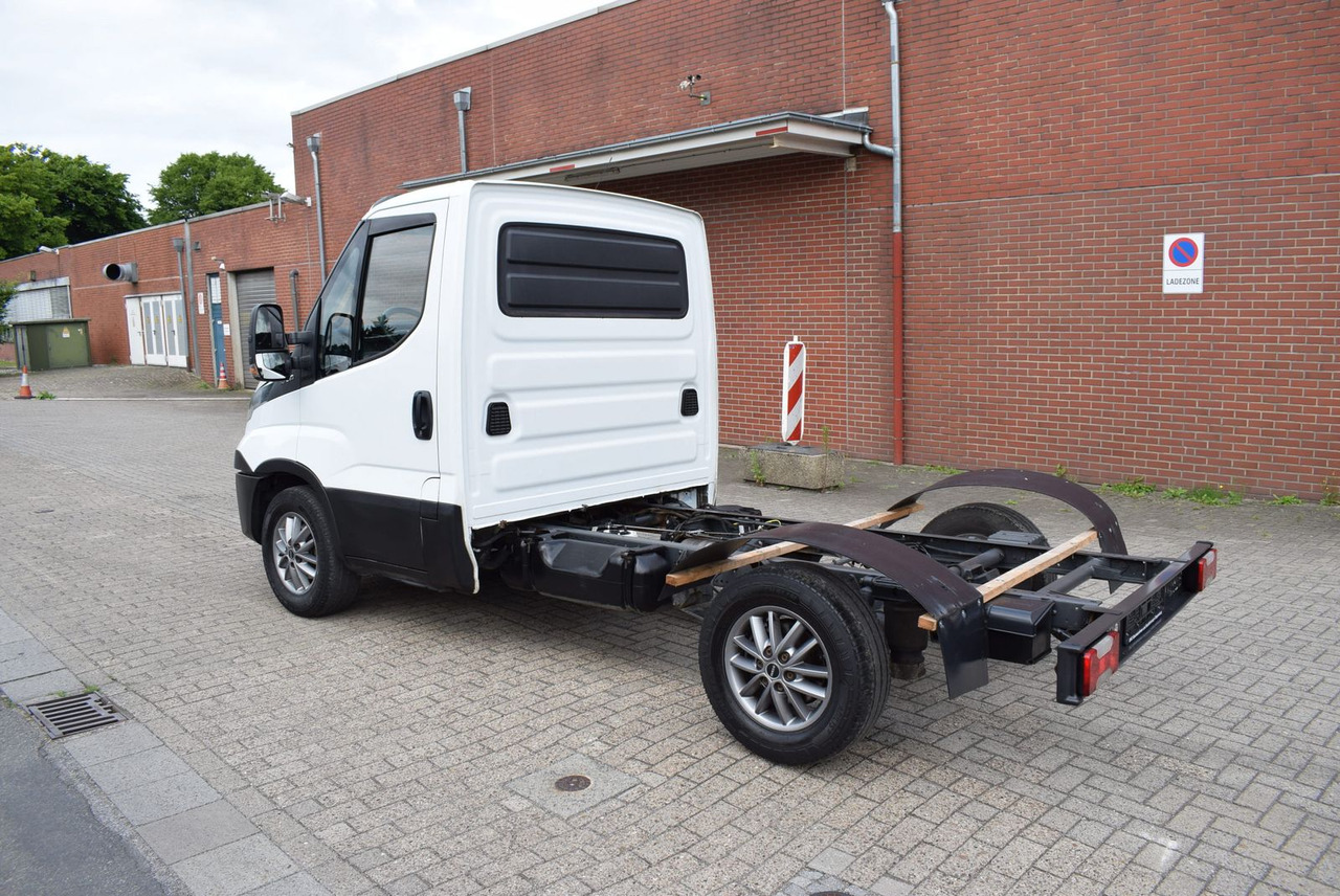 Iveco Daily 35 S21 3,0 Automatik Luftfederung Tempomat - Camião chassi: foto 4 Iveco Daily 35 S21 3,0 Automatik Luftfederung Tempomat - Camião chassi: foto 4