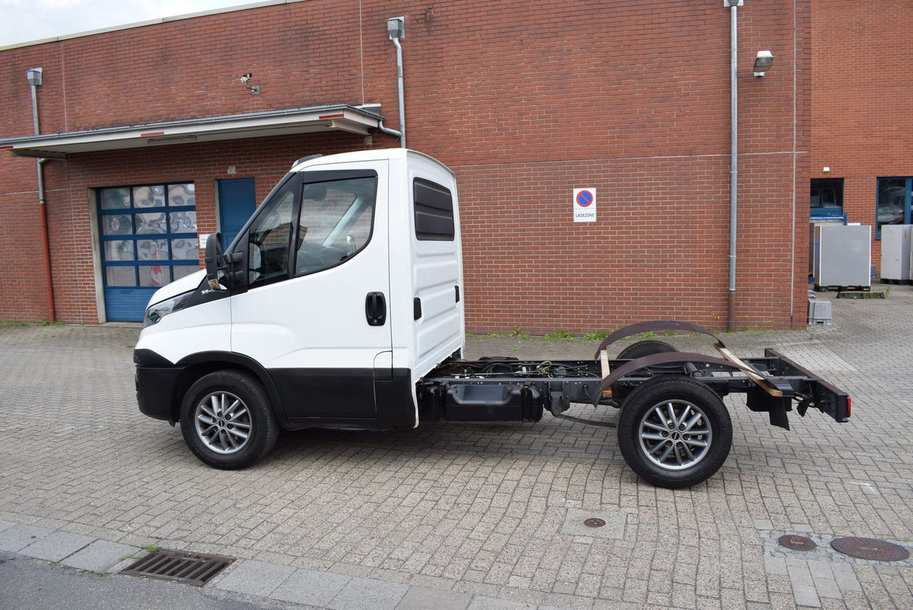 Iveco Daily 35 S21 3,0 Automatik Luftfederung Tempomat - Camião chassi: foto 3 Iveco Daily 35 S21 3,0 Automatik Luftfederung Tempomat - Camião chassi: foto 3