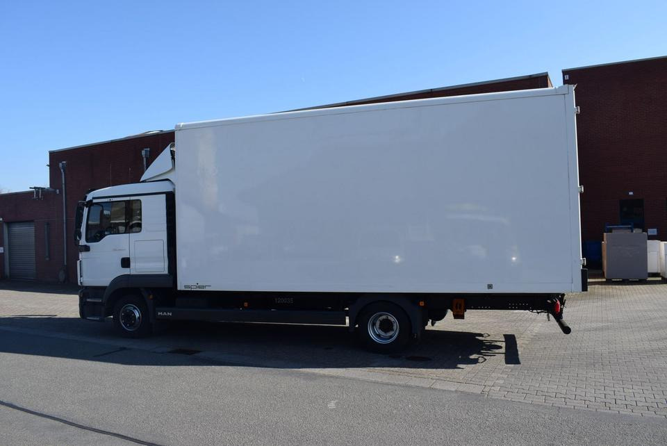 MAN TGL 8.220 Möbelkoffer 3-Sitzer Bett AHK Klima - Camião furgão: foto 4 MAN TGL 8.220 Möbelkoffer 3-Sitzer Bett AHK Klima - Camião furgão: foto 4