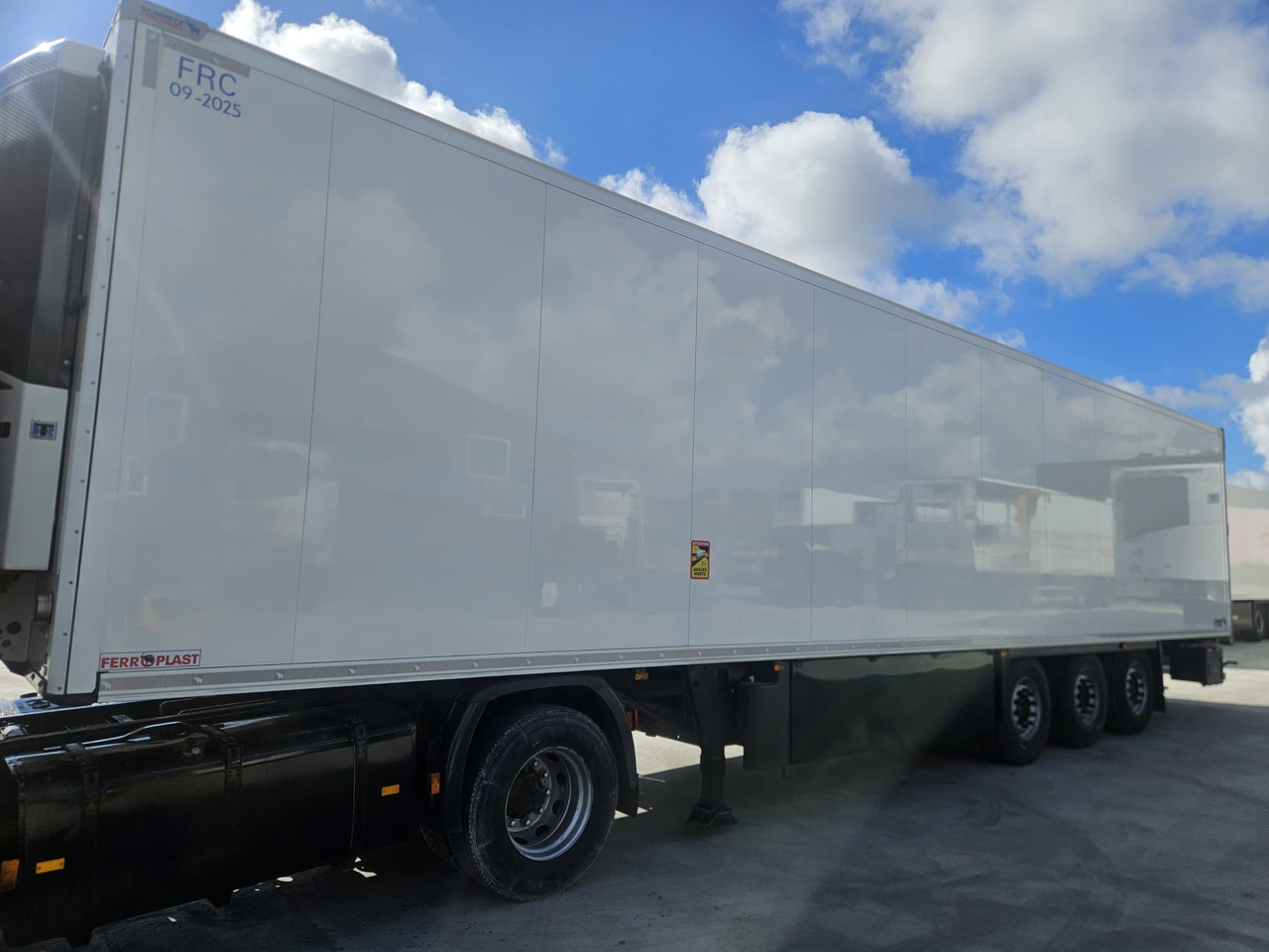 SCHMITZ CARGOBULL SKO 24/L - FP 60 ThermoKing SLXi300 - Semi-reboque frigorífico: foto 2 SCHMITZ CARGOBULL SKO 24/L - FP 60 ThermoKing SLXi300 - Semi-reboque frigorífico: foto 2