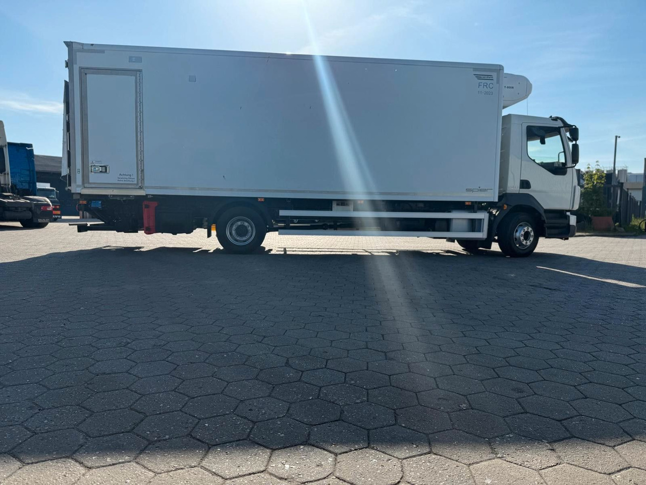 Volvo FL 42 R 240 +Thermoking T-880R+Kamera - Camião frigorífico: foto 2 Volvo FL 42 R 240 +Thermoking T-880R+Kamera - Camião frigorífico: foto 2