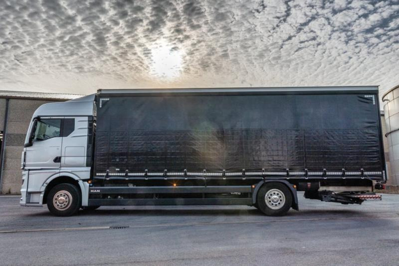 MAN TGX 18.400 XLX+HAYON - Camião de lona: foto 3 MAN TGX 18.400 XLX+HAYON - Camião de lona: foto 3