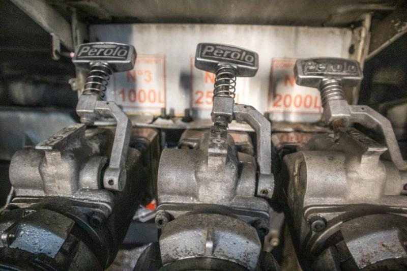 Renault 180 DCI+5500L/3COMP LAMES - Caminhão tanque: foto 5 Renault 180 DCI+5500L/3COMP LAMES - Caminhão tanque: foto 5