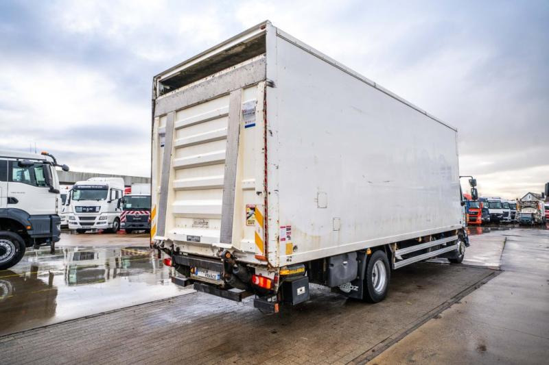 Renault MIDLUM 220 (16T)+ DHOLLANDIA 2T. - Camião furgão: foto 4 Renault MIDLUM 220 (16T)+ DHOLLANDIA 2T. - Camião furgão: foto 4