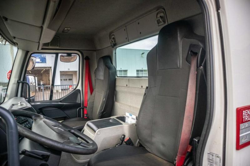 Fotografia de interior 1: Camião transportador de contêineres/ Caixa móvel Renault PREMIUM D WIDE 320 DXI