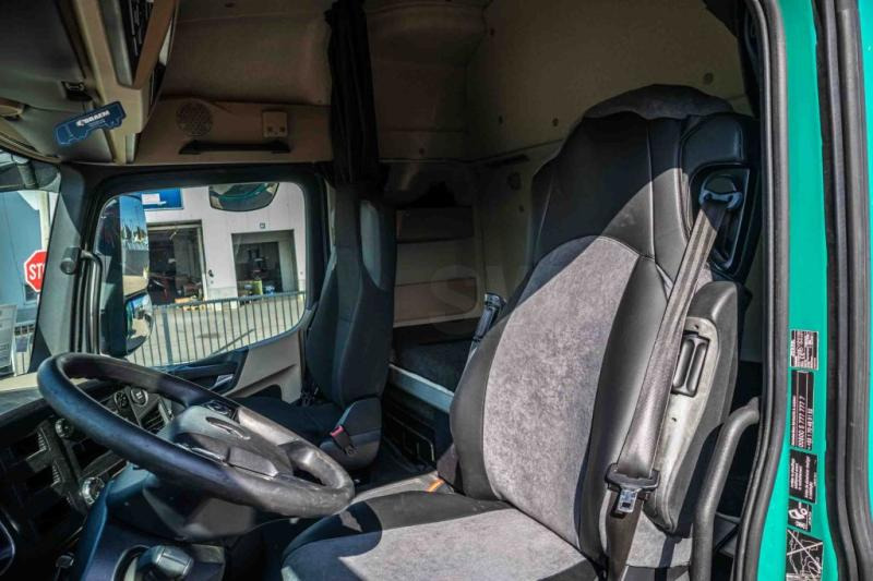 Fotografia de interior 1: Tractor Mercedes ACTROS 1845 LS