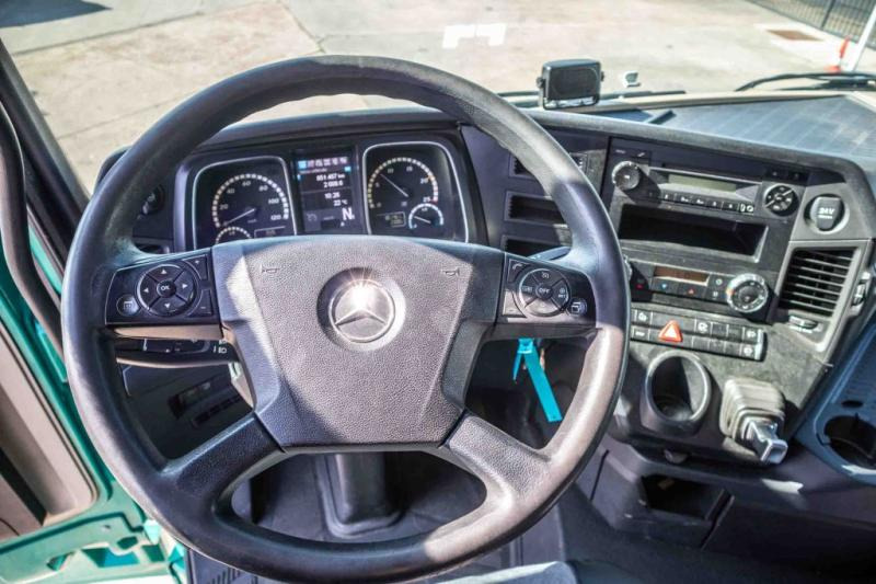 Fotografia de interior 2: Tractor Mercedes ACTROS 1845 LS