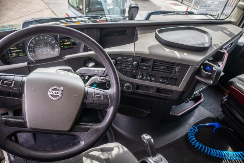 Fotografia de interior 2: Tractor Volvo FH460+E6+Kiphydr.