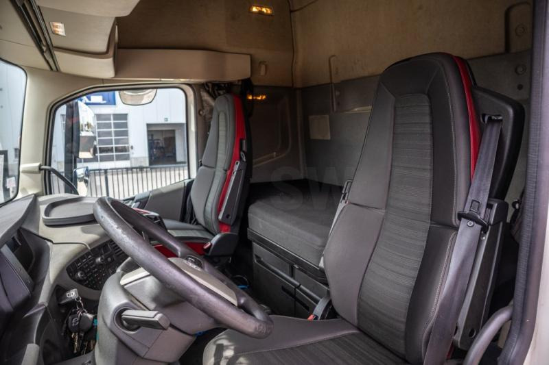 Fotografia de interior 1: Tractor Volvo FH460+E6+Kiphydr.