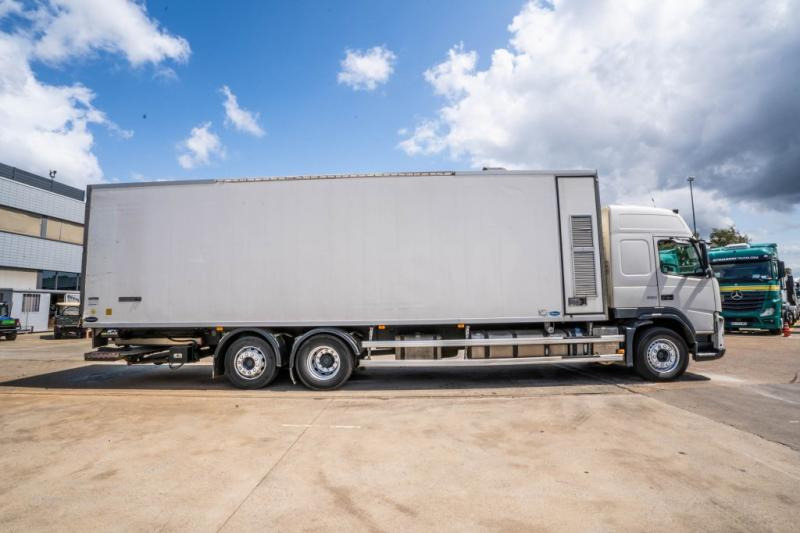 Volvo FM 330-6x2-VEB+AUBINEAU+DHOLLANDIA- POUSSIN/CHICKEN/KUIKEN/KÛKEN - Camião frigorífico: foto 3 Volvo FM 330-6x2-VEB+AUBINEAU+DHOLLANDIA- POUSSIN/CHICKEN/KUIKEN/KÛKEN - Camião frigorífico: foto 3