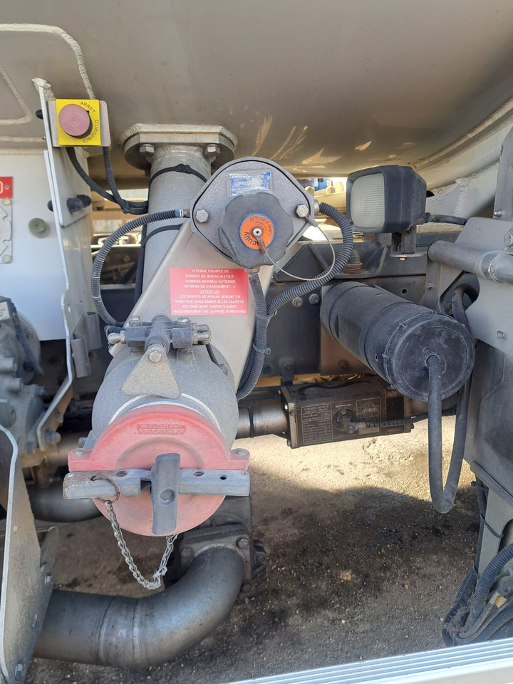 RENAULT MIDLUM 270 - Caminhão tanque: foto 5 RENAULT MIDLUM 270 - Caminhão tanque: foto 5