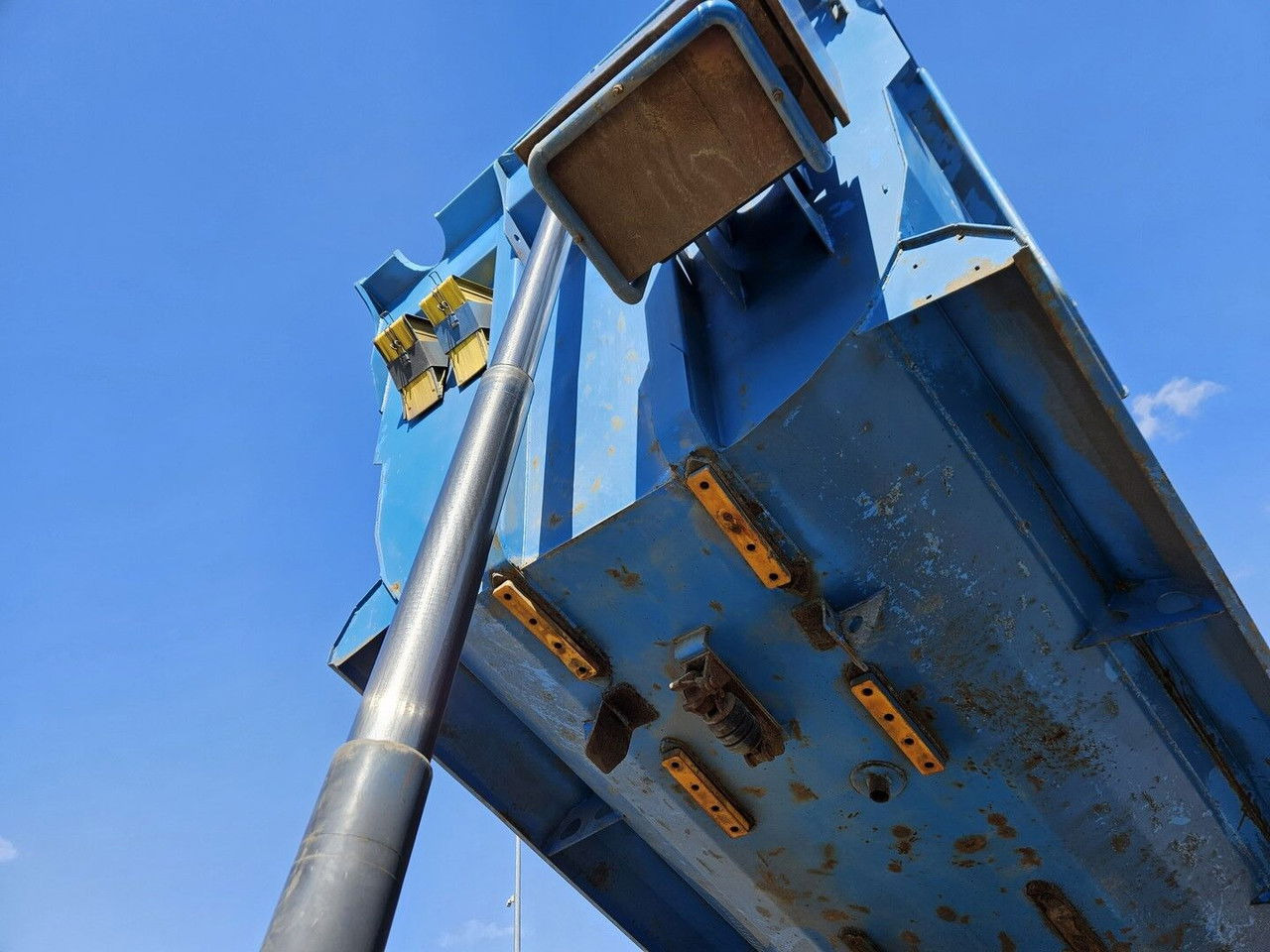 Scania R420 8x4 - Tipper - full spring - 2007 year - Camião basculante: foto 4 Scania R420 8x4 - Tipper - full spring - 2007 year - Camião basculante: foto 4