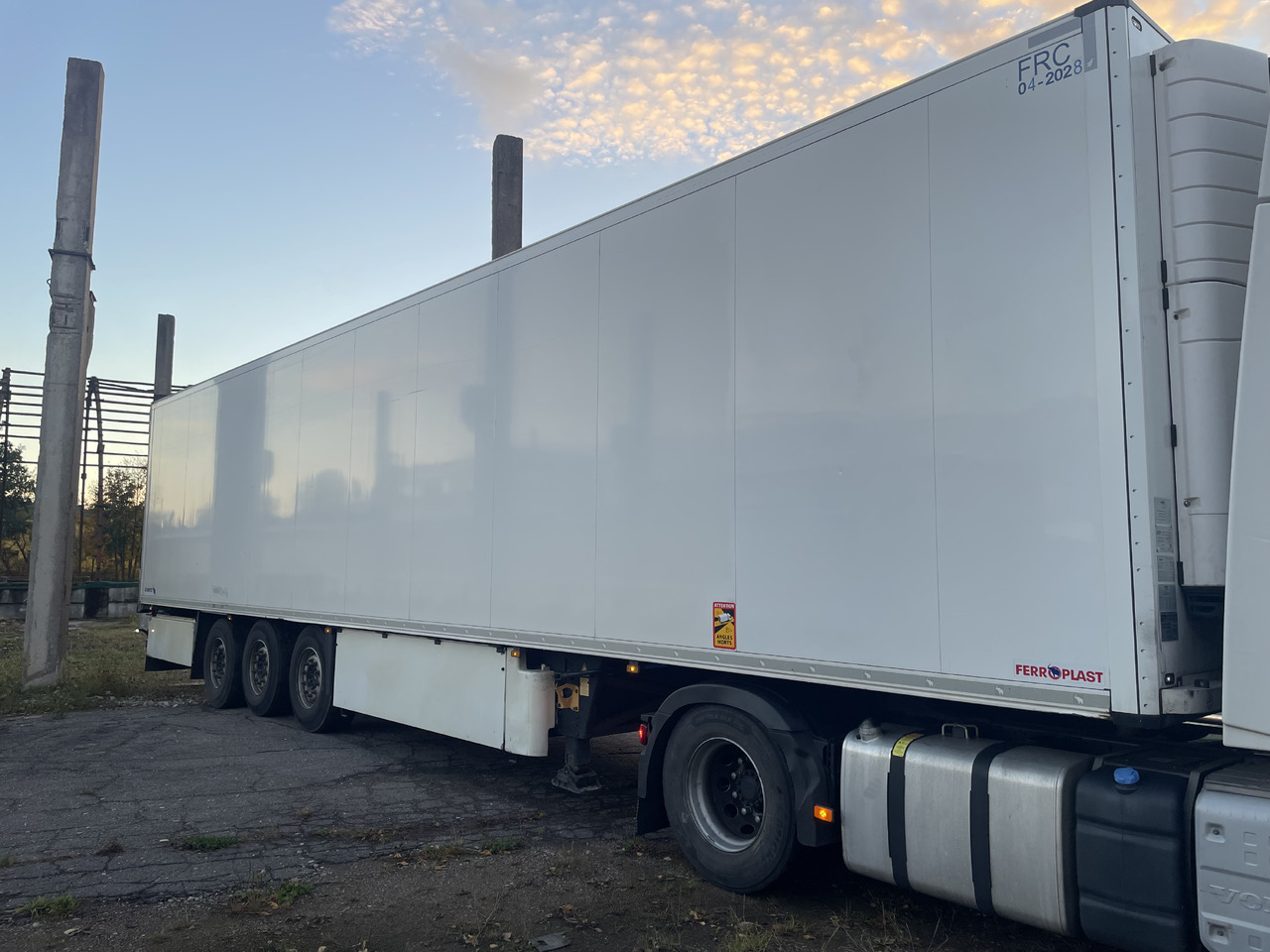 SCHMITZ SKO24 with meat hooks and 2 zone freezer - Semi-reboque frigorífico: foto 5 SCHMITZ SKO24 with meat hooks and 2 zone freezer - Semi-reboque frigorífico: foto 5