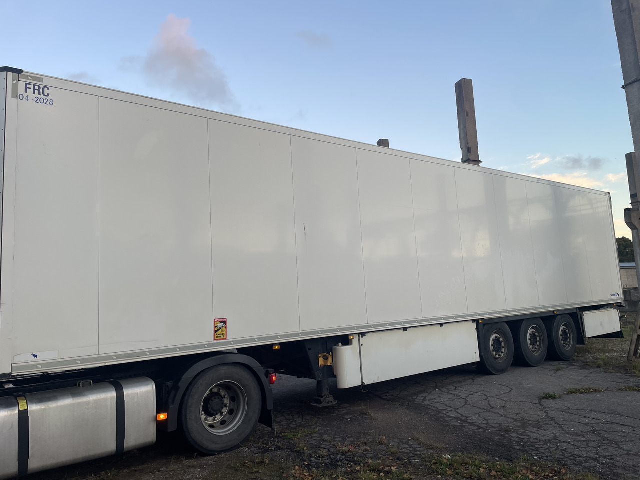 SCHMITZ SKO24 with meat hooks and 2 zone freezer - Semi-reboque frigorífico: foto 4 SCHMITZ SKO24 with meat hooks and 2 zone freezer - Semi-reboque frigorífico: foto 4