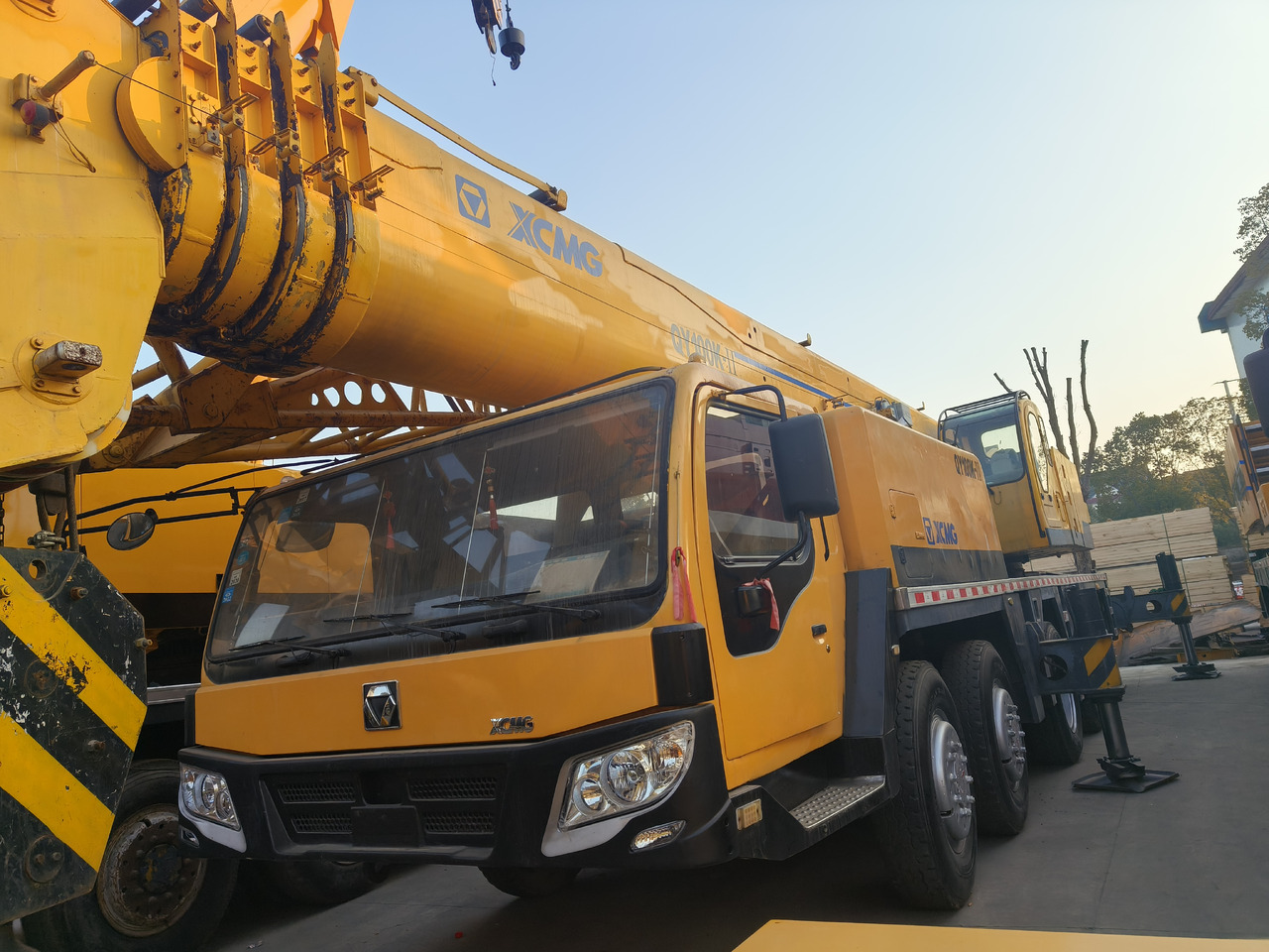 XCMG QY100K 100t truck crane - Grua móvel: foto 1 XCMG QY100K 100t truck crane - Grua móvel: foto 1