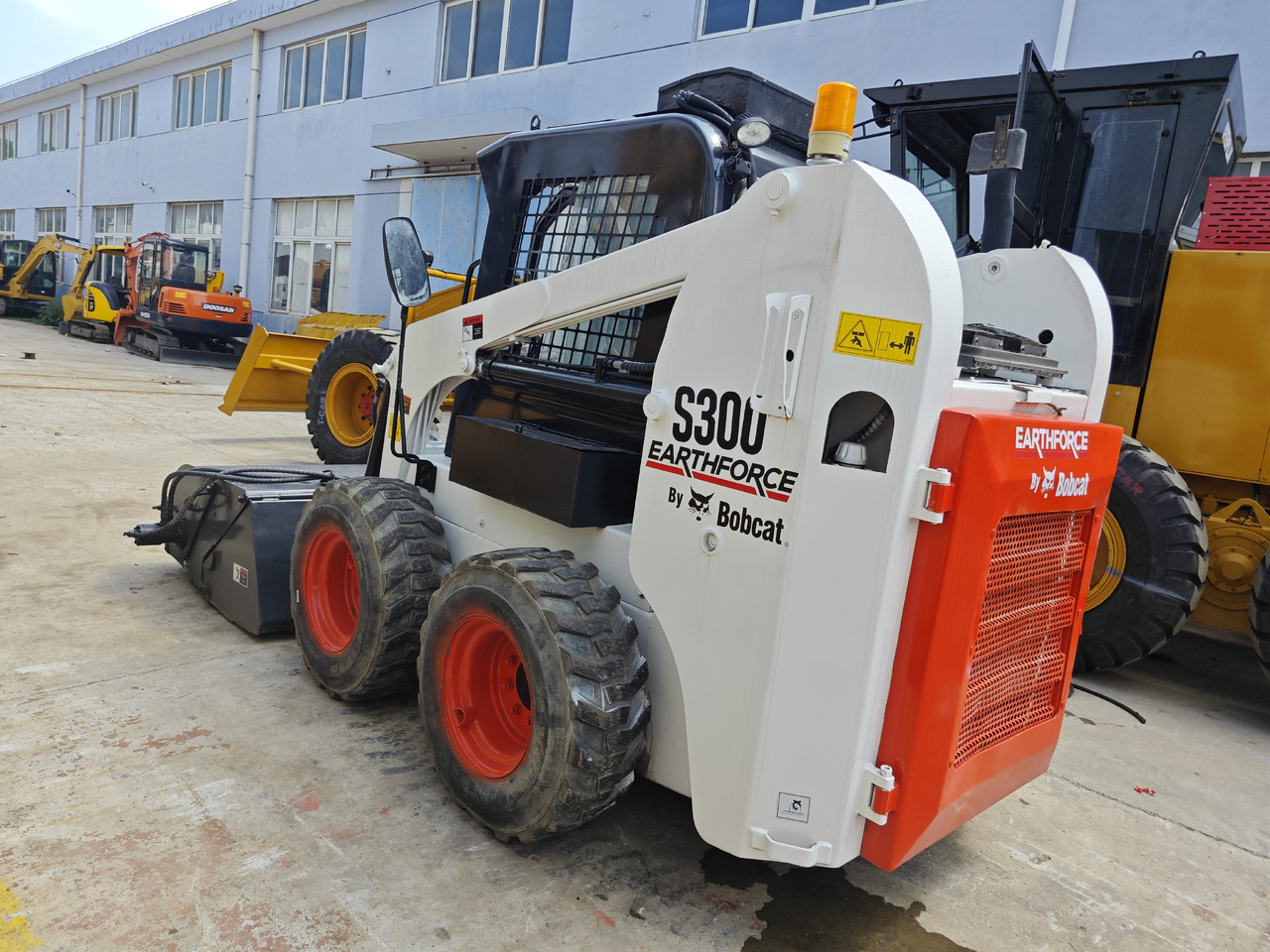 Bobcat S300 - Mini pá carregadora: foto 1 Bobcat S300 - Mini pá carregadora: foto 1