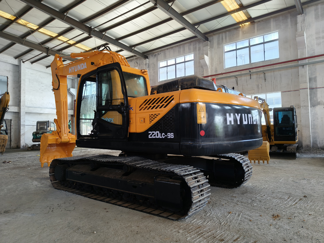 Hyundai 220lc-9s used excavator - Escavadora de rastos: foto 1 Hyundai 220lc-9s used excavator - Escavadora de rastos: foto 1