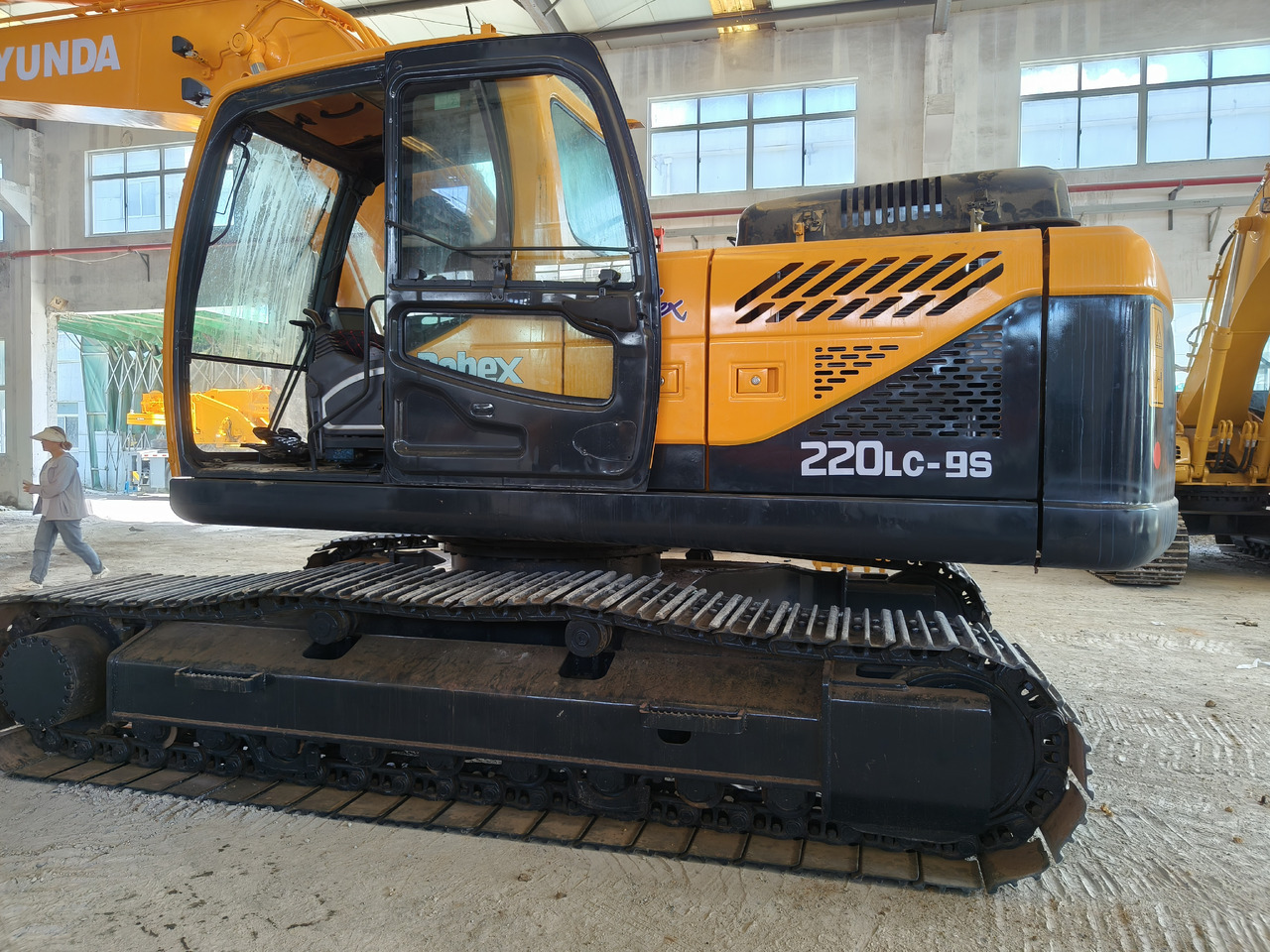 Hyundai 220lc-9s used excavator - Escavadora de rastos: foto 2 Hyundai 220lc-9s used excavator - Escavadora de rastos: foto 2