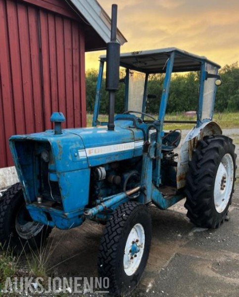 Trator 1970 Ford 3000 med lasteapparat: foto 1