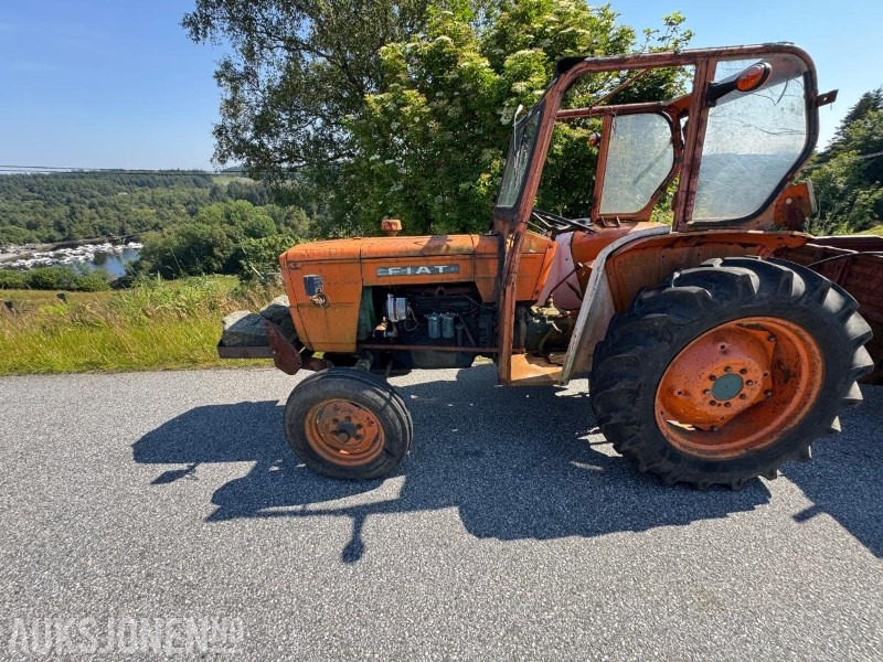 1973 Fiat 415 - Traktor med henger Skuffe og Vedkløyver - Trator: foto 1 1973 Fiat 415 - Traktor med henger Skuffe og Vedkløyver - Trator: foto 1