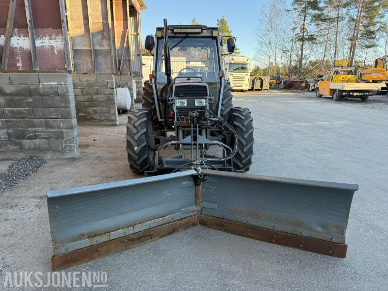 1991 Massey Ferguson 372 4x4 FRONTHYDRAULIKK/SKJÆR - Trator: foto 3 1991 Massey Ferguson 372 4x4 FRONTHYDRAULIKK/SKJÆR - Trator: foto 3