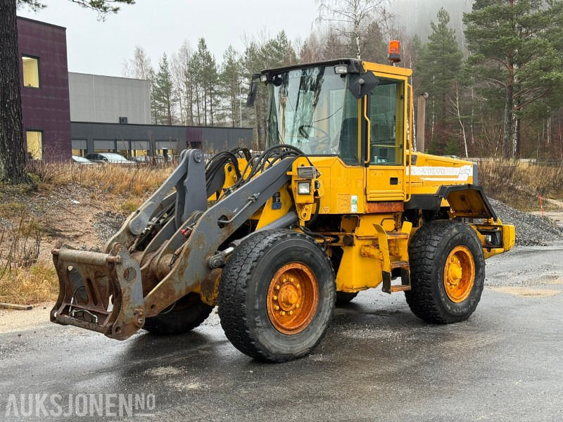1997 Volvo L70C Hjullaster - Hydraulisk HK-Feste - 3 og 4 funksjon - Pá carregadora de rodas: foto 1 1997 Volvo L70C Hjullaster - Hydraulisk HK-Feste - 3 og 4 funksjon - Pá carregadora de rodas: foto 1