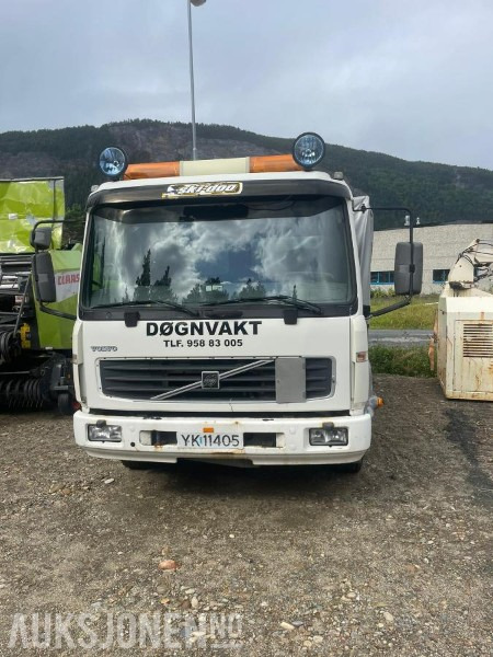 2000 Volvo FL 608 - Verkstedbil med kompressor som drives av en bensinmotor. - Camião de caixa aberta/ Plataforma: foto 2 2000 Volvo FL 608 - Verkstedbil med kompressor som drives av en bensinmotor. - Camião de caixa aberta/ Plataforma: foto 2