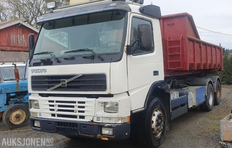 2000 Volvo FM-12 MED KASSE OG MASKINFLAK - Camião polibenne: foto 1 2000 Volvo FM-12 MED KASSE OG MASKINFLAK - Camião polibenne: foto 1