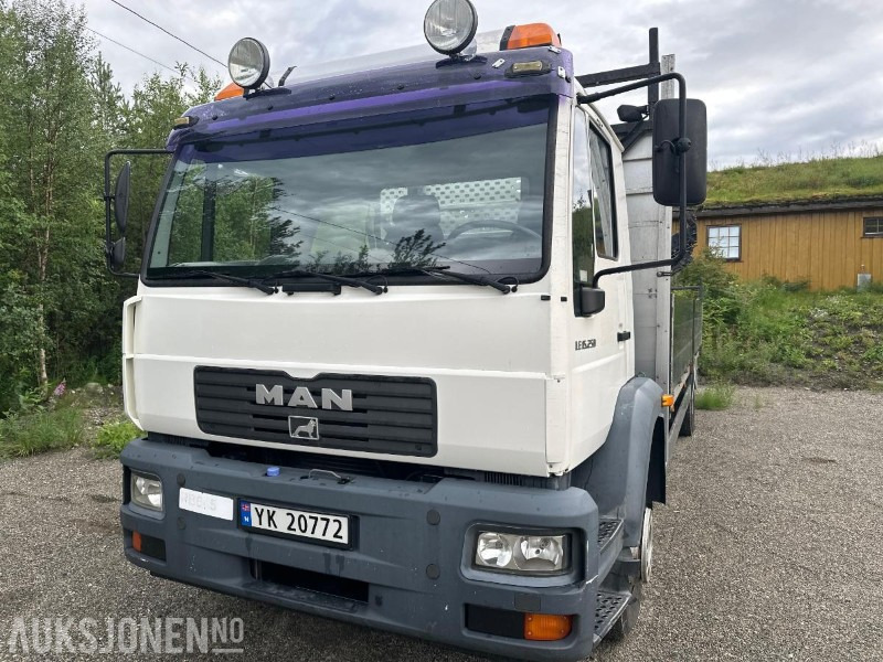 2003 MAN 15.255LC kranbil med plan - HIAB XS 088 kran - Kun 197.000km - Camião grua: foto 2 2003 MAN 15.255LC kranbil med plan - HIAB XS 088 kran - Kun 197.000km - Camião grua: foto 2