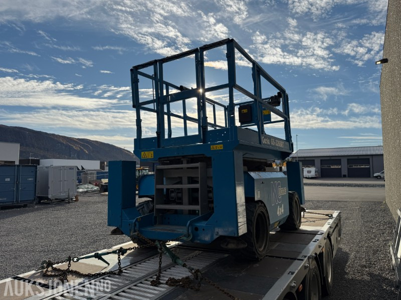 2004 Genie GS-3268R - Sakselift - 4x4 - 4152kg - 3734t - Plataforma aérea: foto 4 2004 Genie GS-3268R - Sakselift - 4x4 - 4152kg - 3734t - Plataforma aérea: foto 4