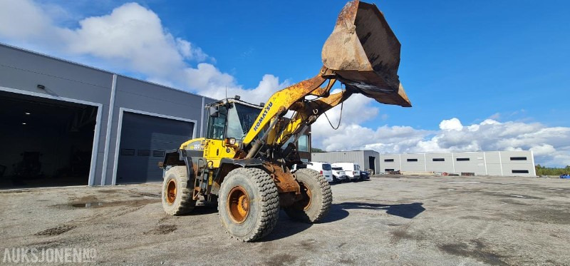 2004 Komatsu WA320, kun 9.000 arbeidstimer! Pallegafler + Skuffe inkludert, 3dje funksjon, SERTIFISERT! - Pá carregadora de rodas: foto 3 2004 Komatsu WA320, kun 9.000 arbeidstimer! Pallegafler + Skuffe inkludert, 3dje funksjon, SERTIFISERT! - Pá carregadora de rodas: foto 3
