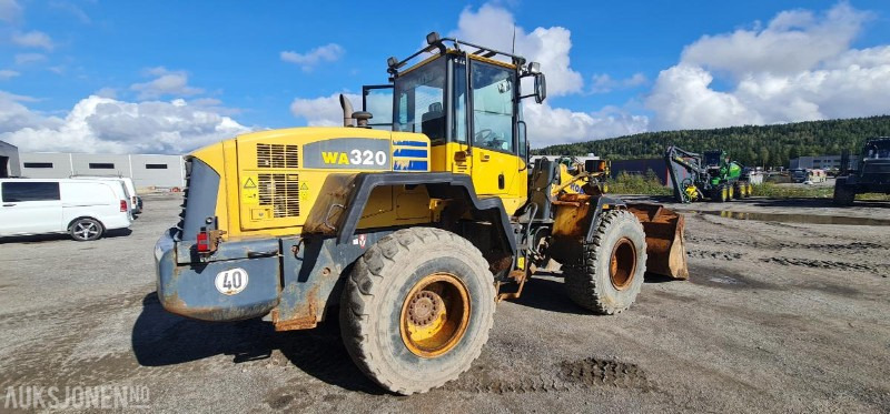 2004 Komatsu WA320, kun 9.000 arbeidstimer! Pallegafler + Skuffe inkludert, 3dje funksjon, SERTIFISERT! - Pá carregadora de rodas: foto 5 2004 Komatsu WA320, kun 9.000 arbeidstimer! Pallegafler + Skuffe inkludert, 3dje funksjon, SERTIFISERT! - Pá carregadora de rodas: foto 5