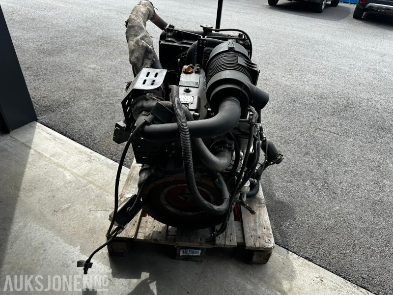 2010 Yanmar 4TNV84T-GGEH - Equipamento de construção: foto 3 2010 Yanmar 4TNV84T-GGEH - Equipamento de construção: foto 3