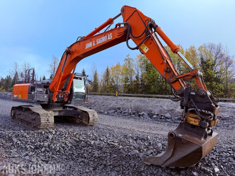 2016 Hitachi ZX300LC-6 Beltegraver - Sentralsmøring, GPS, Engcon tiltrotator og 2 skuffer - Escavadeira: foto 2 2016 Hitachi ZX300LC-6 Beltegraver - Sentralsmøring, GPS, Engcon tiltrotator og 2 skuffer - Escavadeira: foto 2