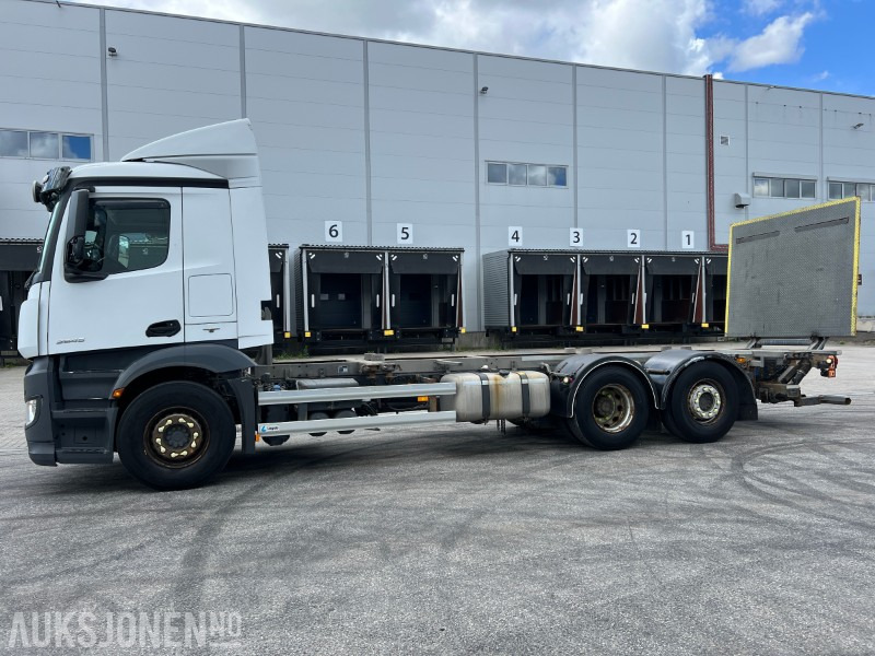 2016 Mercedes-Benz Antos 2545 containerbil med baklem, ryggekamera, hengerfeste, bluetec - Camião transportador de contêineres/ Caixa móvel: foto 2 2016 Mercedes-Benz Antos 2545 containerbil med baklem, ryggekamera, hengerfeste, bluetec - Camião transportador de contêineres/ Caixa móvel: foto 2